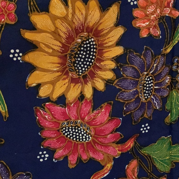 Vintage, Gorgeous Indonesian batik, navy border print floral w butterfly fabric - Picture 7 of 7